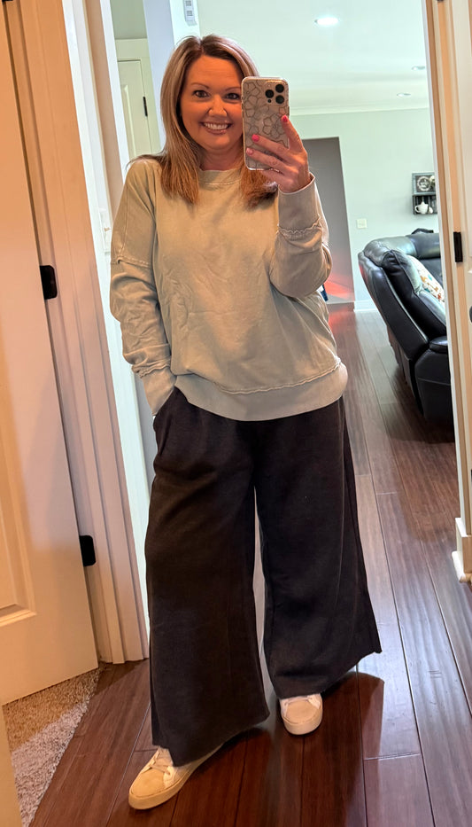 CURVY SALLY CREWNECK
